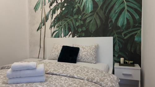 sypialnia z łóżkiem ze ścianą roślinną w obiekcie Parkcity Katowice Bogucice w mieście Katowice