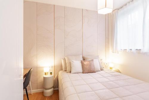 Un dormitorio con una gran cama blanca y una ventana en 45Royal stylish house Milan city center en Milán