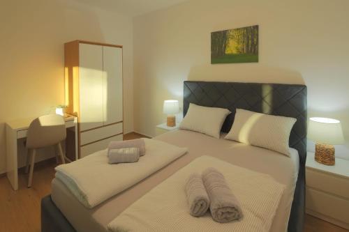 ein Schlafzimmer mit einem großen Bett mit zwei Handtüchern darauf in der Unterkunft Holiday Baranja in Kopačevo