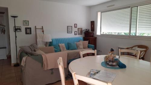 ein Wohnzimmer mit einem Sofa und einem Tisch in der Unterkunft un ecrin de verdure face à la mer in Isolaccio-di-Fiumorbo