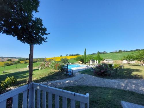 vistas a un patio con valla y piscina en Tenuta Tredici Ulivi, en Casa Albonetti
