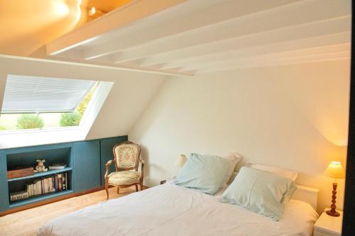 Mont-Saint-Guibert的住宿－Marie campagne，一间卧室设有一张床、一个窗口和一把椅子