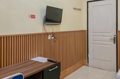 Televisyen dan/atau pusat hiburan di RedDoorz near Wisma Cahaya Abadi Sepinggan Airport Balikpapan