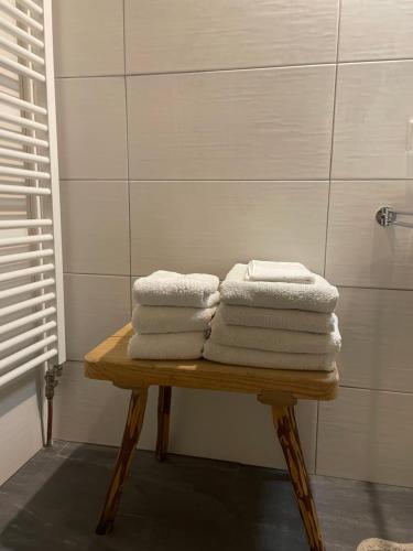 uma pilha de toalhas sentadas numa mesa na casa de banho em Ferienwohnung in ruhiger Lage in Bischofshofen em Bischofshofen