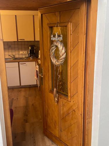 Una puerta de madera en una cocina con un cartel. en Ferienwohnung in ruhiger Lage in Bischofshofen, en Bischofshofen