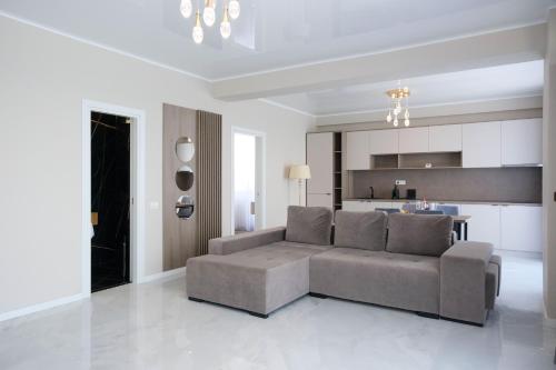 uma sala de estar com um sofá e uma cozinha em Hotel Building Stefan Resort I em Mamaia Nord – Năvodari