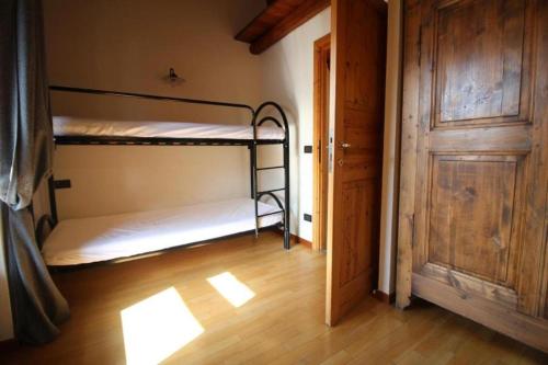 een kamer met 2 stapelbedden en een deur bij Baita Plagnol Sestriere Ski Slopes in Sestriere
