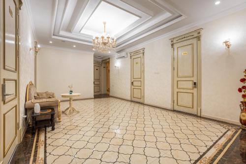 a large hallway with a chandelier and a room at Shoxjahon Hotel - 600 Mbps Internet in Tashkent