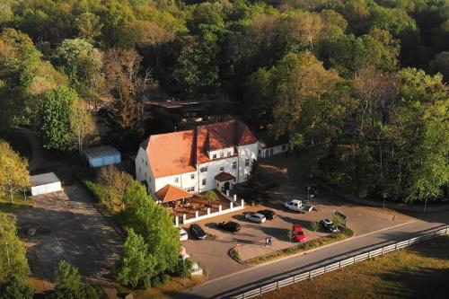 an overhead view of a building with a parking lot at Wohnwagen am Rittergut Dornreichenbach in Dornreichenbach