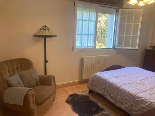 - une chambre avec un lit, une chaise et une lampe dans l'établissement Soutullo28, à Vedra