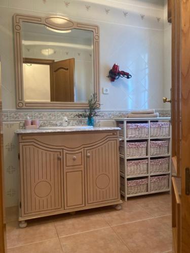 baño con lavabo y espejo grande en Soutullo28, en Vedra