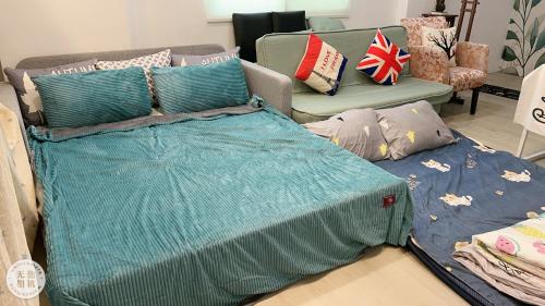 Ένα ή περισσότερα κρεβάτια σε δωμάτιο στο ㄧ個背包客棧