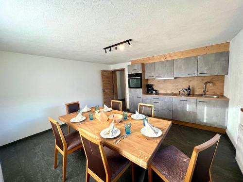 菲根貝格的住宿－Appartement Hirner，一间带木桌和椅子的用餐室