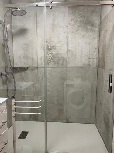 um chuveiro com uma porta de vidro na casa de banho em Appartement Schwetzingerstadt em Mannheim