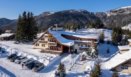 widok z góry na domek na śniegu w obiekcie Villa Gloria Rooms & Apartments w mieście Donovaly