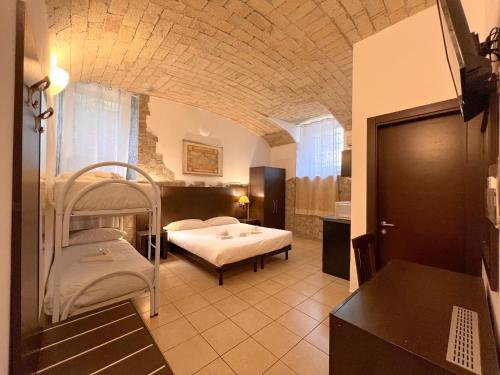1 dormitorio con 2 camas en una habitación con cocina en Saint Peter Loft, en Roma