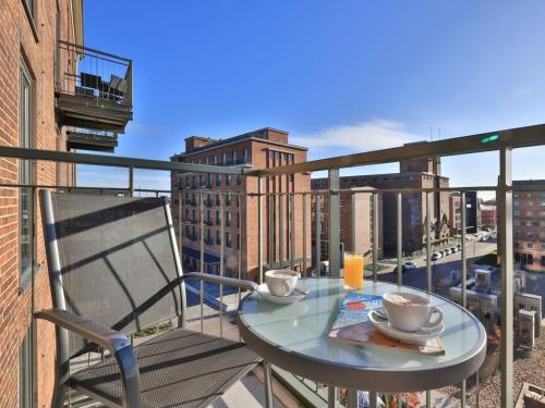 Ohlerich Speicher App_ 24 في فيسمار: بلكونه مع طاوله وكوبين قهوه