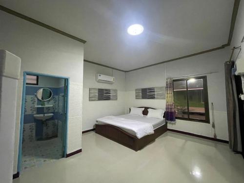 - une chambre avec un lit, un lavabo et une fenêtre dans l'établissement บุญพน รีสอร์ต Maldives resort&restaurant, à Wichian Buri