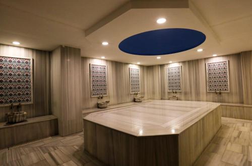 カイセリにあるFier Life Centerの青い天井の広い客室です。