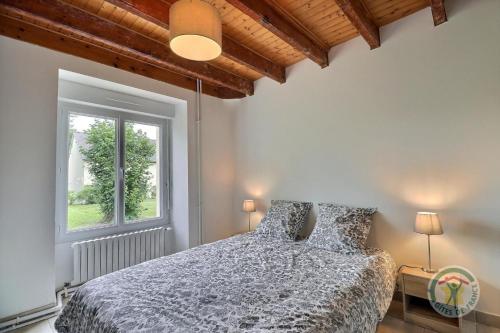 Schlafzimmer mit einem Bett und einem Fenster in der Unterkunft Le gasnioux 