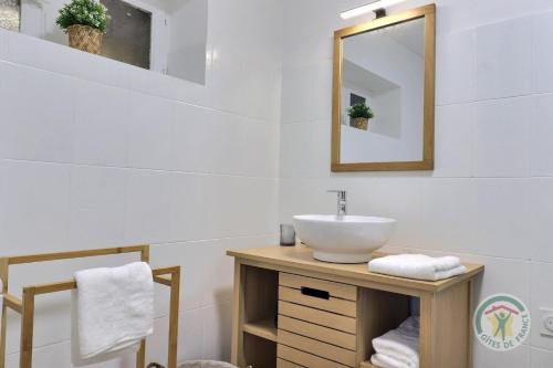 uma casa de banho com um lavatório e um espelho em Le gasnioux 