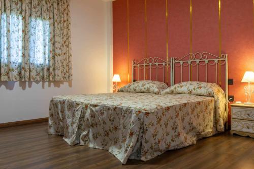 1 dormitorio con 1 cama y 2 ventanas en Casa Milagrito Gran Canaria en Vega de San Mateo