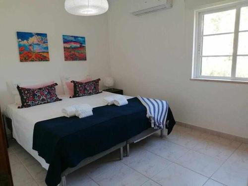 sypialnia z łóżkiem z dwoma ręcznikami w obiekcie Citymar Vilamoura T2 com piscina w mieście Vilamoura