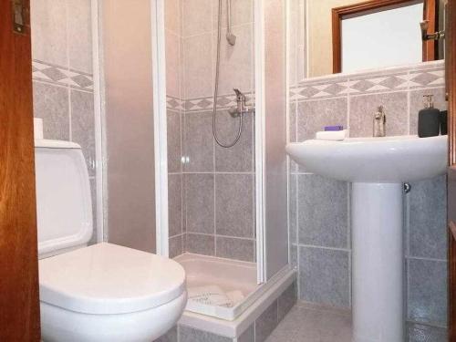 Łazienka z białą toaletą i umywalką w obiekcie Citymar Vilamoura T2 com piscina w mieście Vilamoura