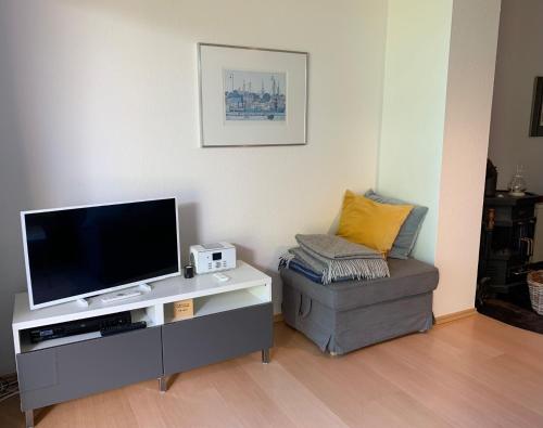 a living room with a flat screen tv and a couch at Ferienwohnung "Zehn" in Kobbellück