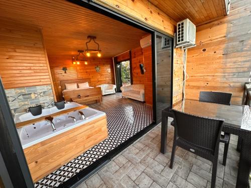 Habitación con baño grande con bañera. en Falez Cafe&Restaurant&Pansiyon-Arhavi, en Arhavi