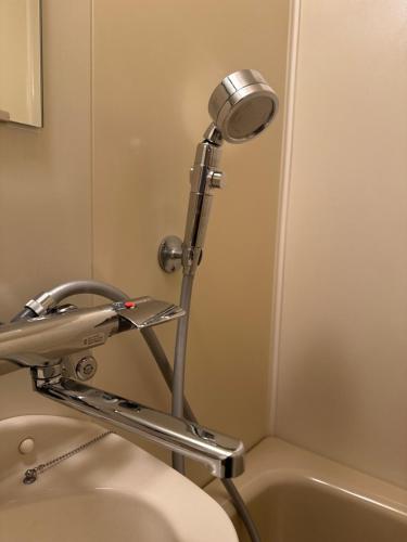 - une lumière au-dessus des toilettes dans la salle de bains dans l'établissement ALBERGO DEL PESCATORE, à Minamiaizu