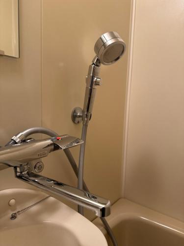 a light above a toilet in a bathroom at ALBERGO DEL PESCATORE in Minamiaizu