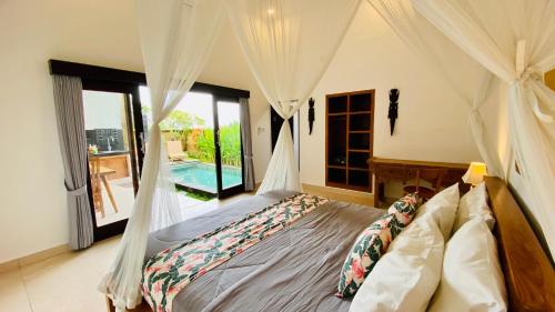 1 dormitorio con 1 cama con dosel en Villa magica, en Ubud