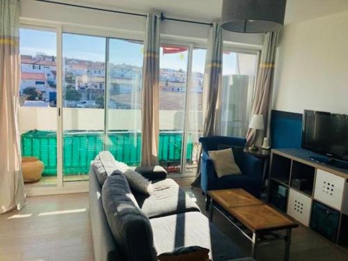 TV a/nebo společenská místnost v ubytování Appartement lumineux 2 chambres
