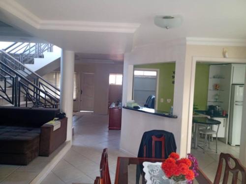 sala de estar con sofá y mesa en Casa ampla em Fpolis, en Florianópolis