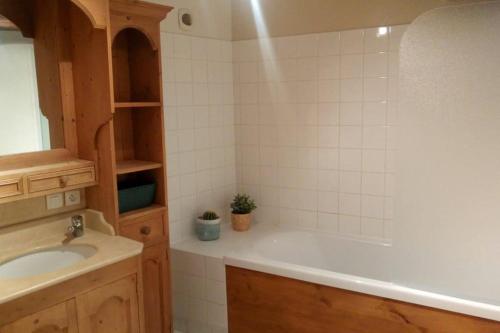 une salle de bain avec un lavabo et une baignoire dans l'établissement Gîte du grand verger - meublé de tourisme 3*, à Saint-Malo