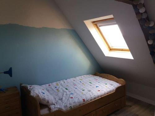 - une petite chambre avec un lit et une fenêtre dans l'établissement Gîte du grand verger - meublé de tourisme 3*, à Saint-Malo
