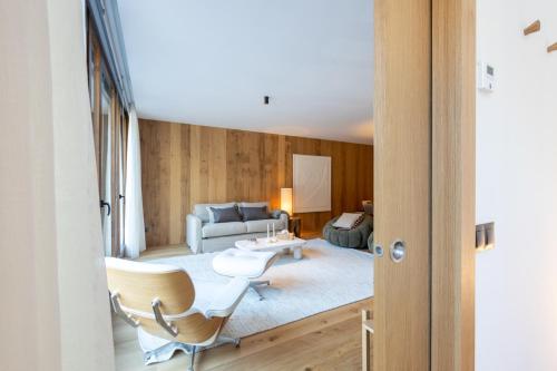 uma sala de estar com um sofá e uma mesa em Isard Homes by Select Rentals em El Tarter