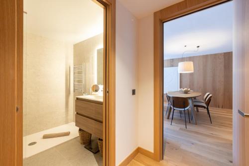 Habitación con baño con lavabo y mesa. en Isard Homes by Select Rentals en El Tarter