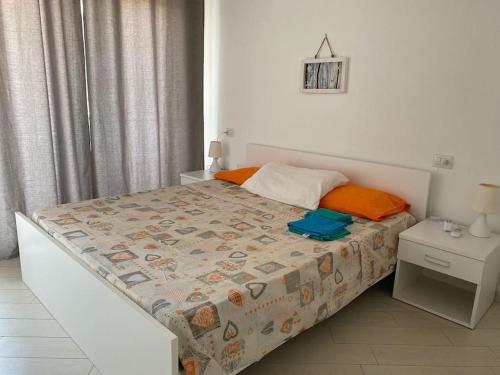a bedroom with a bed and a nightstand with a bed sidx sidx at Casa Flo in Viddalba