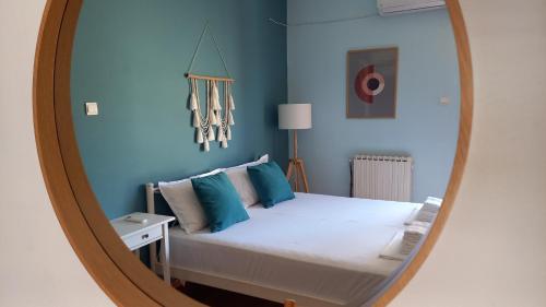 Un pat sau paturi într-o cameră la Kiani Apartment