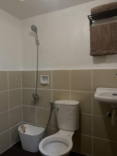 y baño con aseo y lavamanos. en Urban Deca Homes Tisa, en Cebú