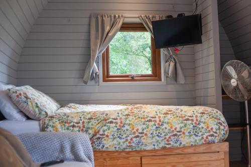 Katil atau katil-katil dalam bilik di Wildflower Meadow Cabins