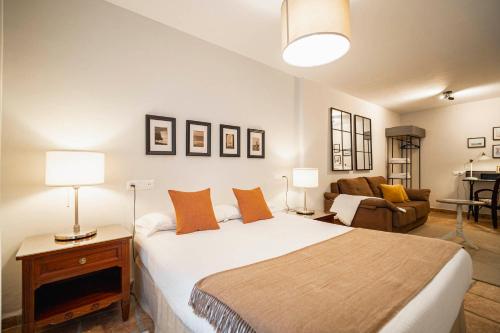 ベヘール・デ・ラ・フロンテーラにあるLa Sultana de Vejerのベッドルーム1室(ベッド1台付)、リビングルームが備わります。