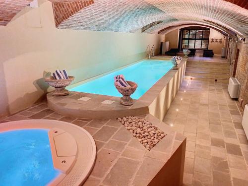 een groot zwembad in een gebouw bij La Casa dei Fortunati in Montemagno