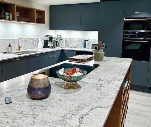 a kitchen with a counter with a bowl on it at Handelsmannens hus ved Otnesbrygga, Valsøyfjord in Otnes