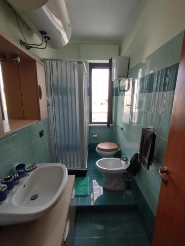 a bathroom with two sinks and a toilet at Selida Aquamarine House in Vasto