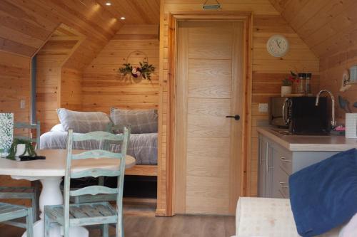 Dapur atau dapur kecil di Wildflower Meadow Cabins