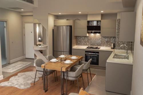 Köök või kööginurk majutusasutuses Люкс апартаменты в Анталии с 1 спальней с видом на море