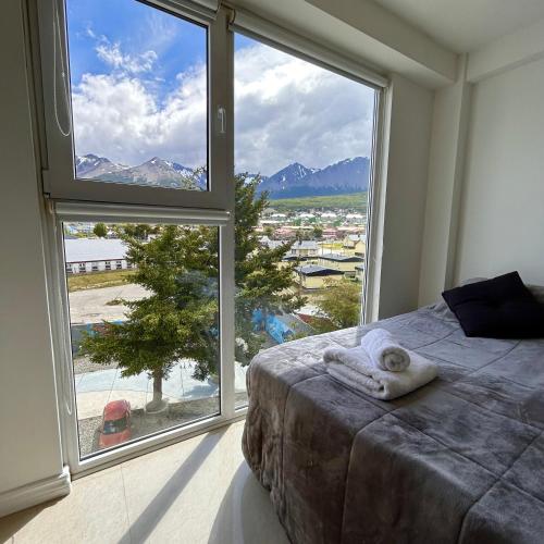 ウシュアイアにあるHappy Guest Apart 305のベッドと大きな窓のある寝室